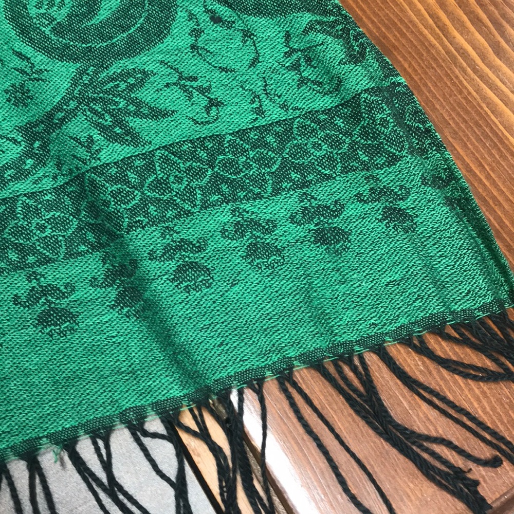 NWOT Jacquard print stole 26”x39”